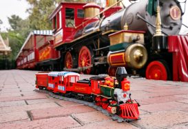 LEGO Disney 43212 Birthday Train verschijnt op 1 april 2023 ter viering van 100ste verjaardag
