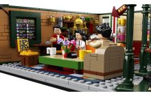 Matthew Perry geeft Chandler nieuwe rol in LEGO Ideas Friends 21319 Central Perk