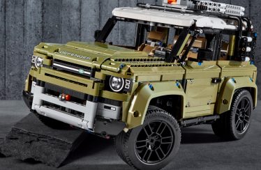 LEGO Technic 42110 Land Rover Defender in detail getoond