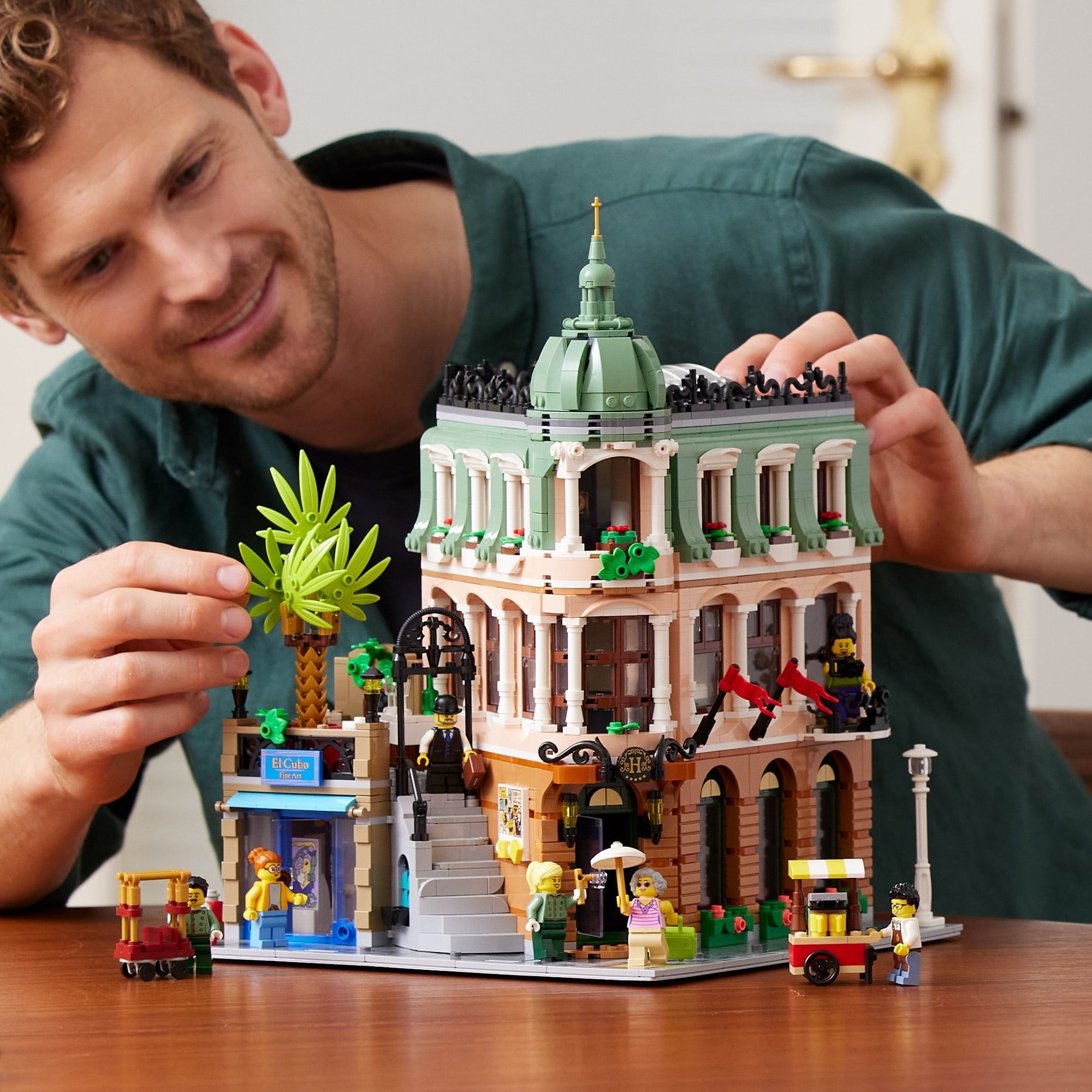 Schandalig Andes kofferbak LEGO Creator Expert 10297 Hotel met kunstgalerie (Modular Building) vanaf 1  januari 2022 te koop · BrickTastic